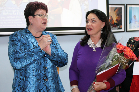 © Юлия Катковская. Надежда Бабкина (справа) и министр культуры Новосибирской области Наталья Ярославцева