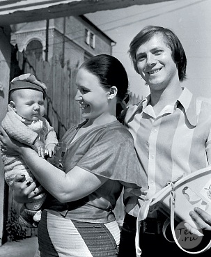 С сыном и первым мужем (1975)